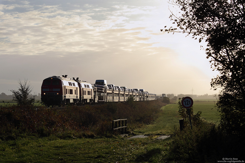 Am Morgen des 27.10.2016 zeigt sich der Herbst mal wieder von seiner besten Seite. Bespannt mit der 218 321 und 218 359 fährt der AS1416 zwischen Niebüll und Lehnshallig nach Westerland.