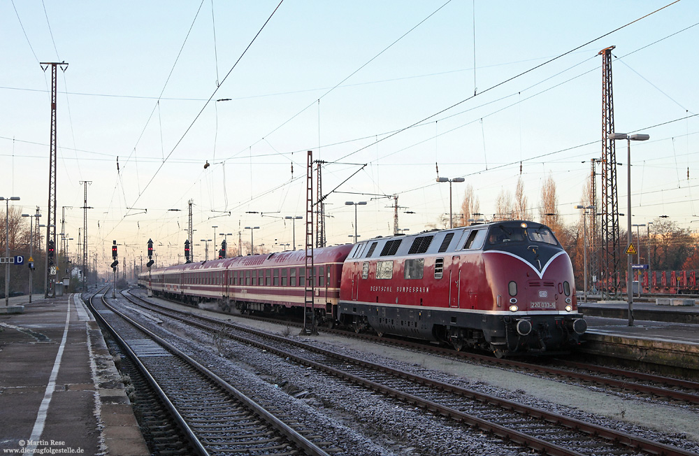 Mit dem Sonderzug DPF62208 (Münster – Witten – Oldenburg) fährt die 220 033 der Eisenbahnfreunde Hamm in Oberhausen Hbf ein, 3.12.2016.