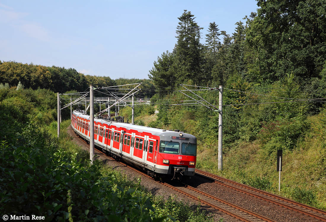 Aufgrund der Baustelle in Porz Wahn musste der Reisezugverkehr umgeleitet werden. Während die RE über die Güterzugstrecke fuhren, verkehrte die S12 über den Flughafen Köln/Bonn. Aus Köln Ehrenfeld kommend fährt die aus dem 420 484 und 420 423 gebildete S12 (32288) nach Hennef und wird in wenigen Augenblicken in den 4210 Meter langen Flughafentunnel einfahren. 18.8.2016
