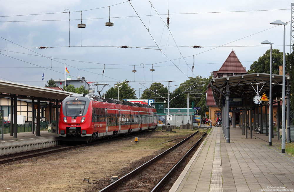 Im Jahr 2014 haben die „Hamsterbacken“ der Baureihe 442 die Baureihe 143 mit den Doppelstockwagen auf der Rostocker S-Bahn abgelöst. Am Nachmittag des 27.7.2016 steht die aus dem 442 344 gebildete S1 nach Rostock Hbf abfahrbereit in Warnemünde.
