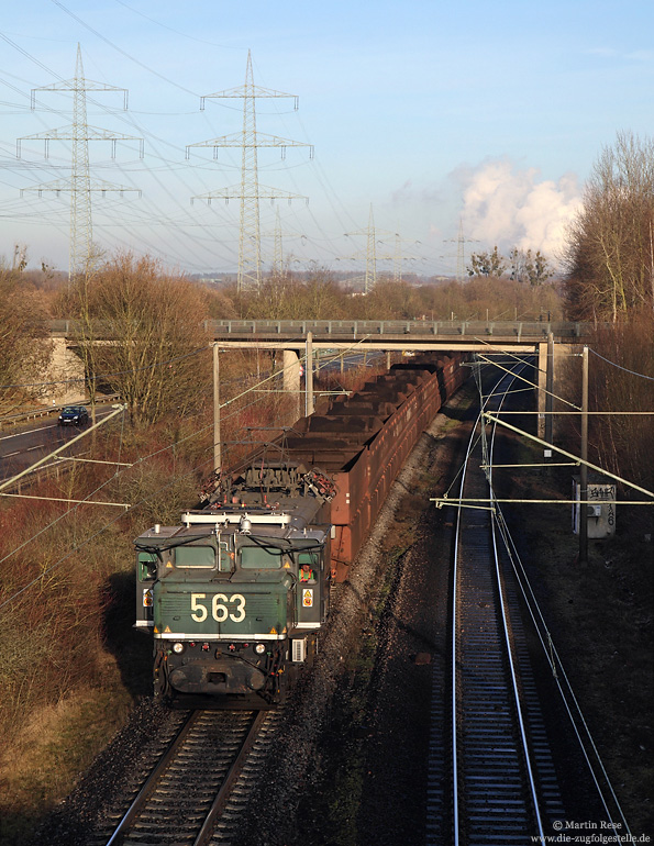 Zwischen Paffendorf und Zieverich kreuzt die „Hambachbahn“ der RWE die KBS481. Am Mittag des 21.12.2016 fährt die RWE563 (Krupp 3770, 1958) mit einem Leerzug zum Tagebau Hambach.