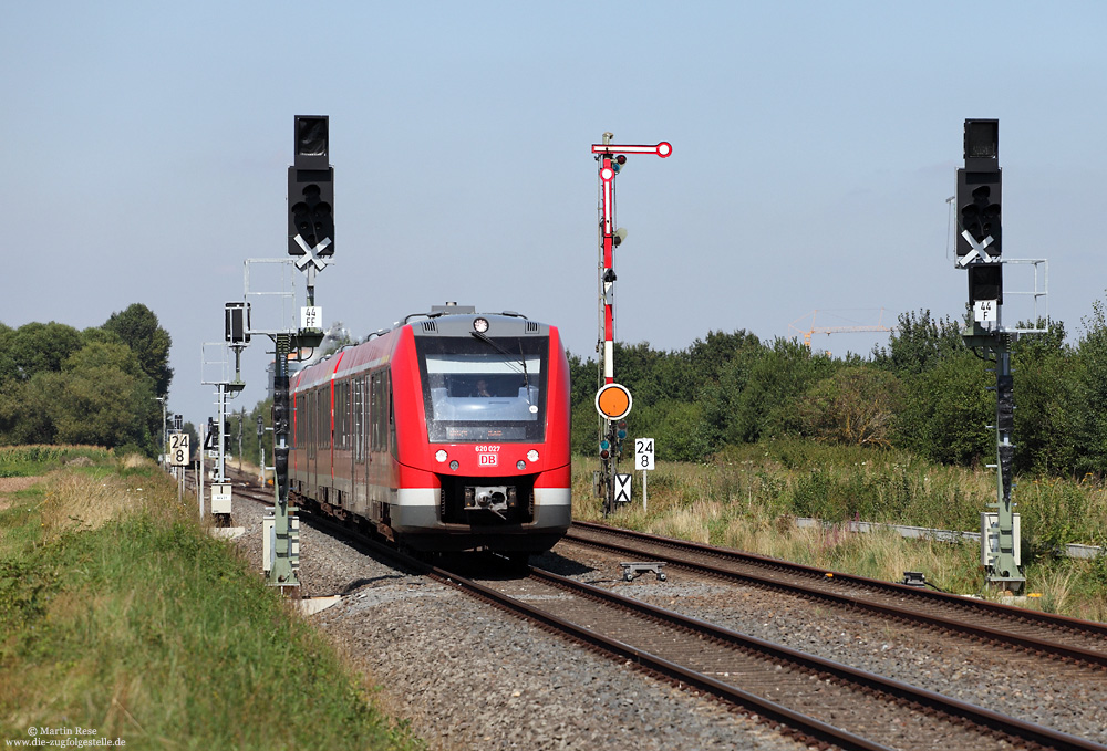 Die Tage der Formsignale in der Voreifel sind bereits gezählt! Die neuen KS-Signale stehen bereits und sollen am ersten Novemberwochenende 2016 in Betrieb gehen. Als RB11423 nach Kall passiert der 620 027 das südliche Einfahrsignal von Derkum, 16.8.2016.