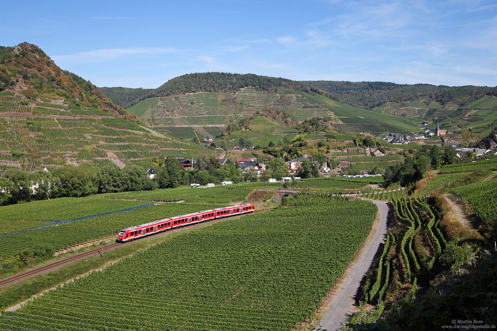 Am 7.9.2016 unternahm ich mal wieder eine Fototour an die Ahr. Unterwegs als RB11106 (Bonn – Ahrbrück) hat der 620 015 soeben den Haltepunkt Mayschoß verlassen.