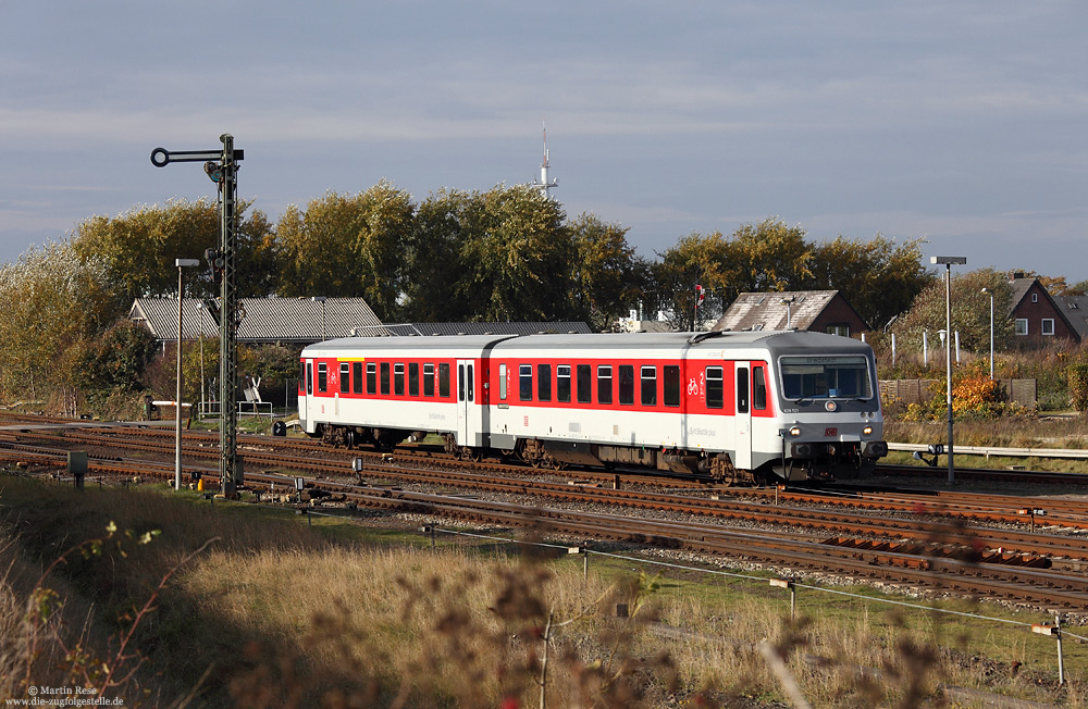 Auch in Westerland muss der „SyltShuttle Plus“ umsetzen, um den Bahnsteig zu erreichen. Allerdings ist das Rangiermanöver hier weniger aufwendig als in Niebüll! Am 26.10.2016 konnte ich den 628 521 „Achsum“, angekommen als SSP1434, beim Rangieren beobachten.