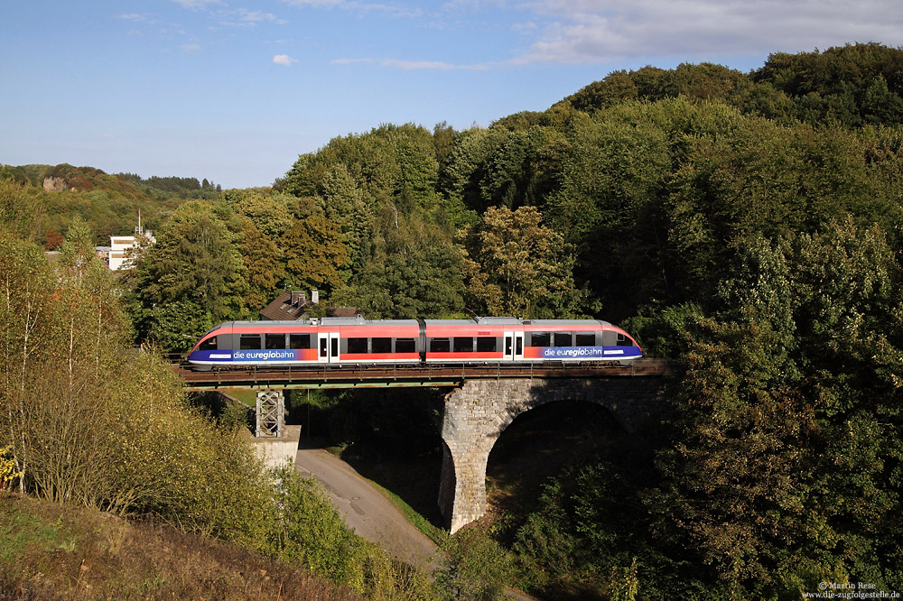 Am frühen Abend des 10.9.2016 überquert der 643 203 die abenteuerlich reparierte Brücke südlich von Stolberg Altstadt.