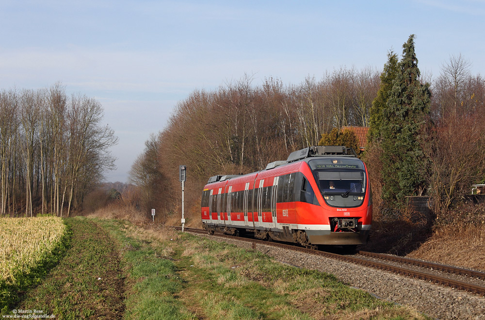 Das schöne Wetter des 21.12.2016 nutzte ich für ein paar Fotos im „Kongo“ (KBS481). Unterwegs als RB11813 (Düsseldorf Hbf – Köln Messe/Deutz) erreicht der Kölner 644 032 in Kürze Glesch.