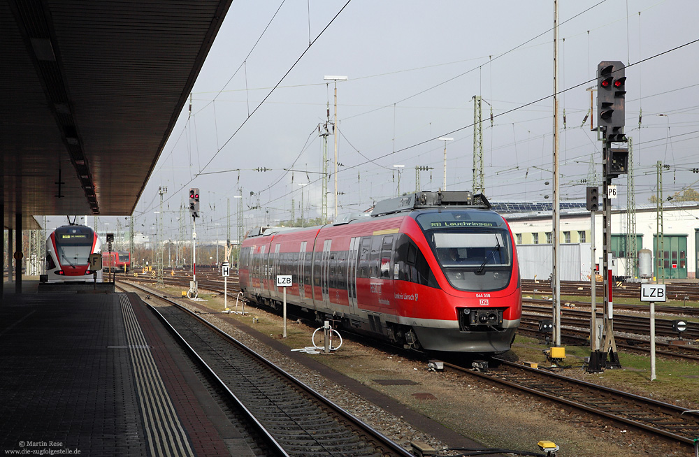 Tags darauf entstand etwa 1200 Kilometer weiter südlich, im Bahnhof Basel Bad Bf, die Aufnahme des 644 558. Nachdem die dieselelektrische Variante des TALENT beim Werk Deutzerfeld weitgehend überflüssig wurde, fanden die Triebwagen beim Werk Haltingen ein neues Betätigungsfeld.