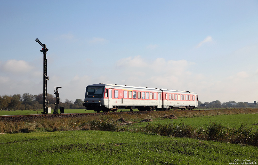Ein Kurzurlaub führte mich mal wieder in den hohen Norden – rund um Niebüll. Wider Erwarten zeigte sich der Herbst hier von seiner besten Seite! Am südlichen Einfahrsignal von Klanxbüll habe ich den 628 540, unterwegs als SSP1428 (Bredstedt – Westerland) fotografiert, 25.10.2016.