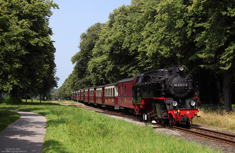 Nach einem kurzen Halt an der Station Rennbahn beschleunigt die 99 2323 die MBB14619 nach Bad Doberan ohne viel Dampf. Die Züge der MBB halten hier nur bei Veranstaltungen. An diesem 24.7.2016 war der „Maxi-Flohmarkt“ der Anlass zum Halt der Züge.