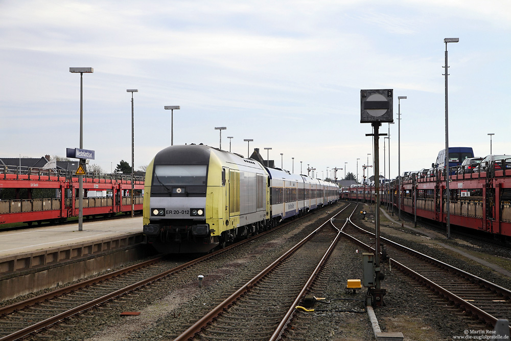 Aus Hamburg Altona kommend erreicht die NOB81718 ihr Ziel Westerland. Neben der DE2700 kamen im Oktober auch zwei Eurorunner bei der NOB zum Einsatz. Nach Übernahme des Verkehrs auf der Marschbahn durch DB-Regio im Dezember dieses Jahres sollen die Ersatzlokomotiven vom SyltShuttle in Form der Baureihe 245.0 angemietet werden.