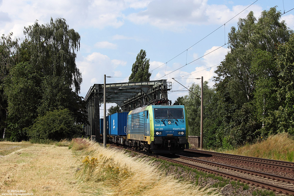 Mit einem Containerzug rumpelt die ES64 F4-205 (MRCE-Mietlok der PKP-Cargo) über den Mittellandkanal bei Peine, 12.7.2016.