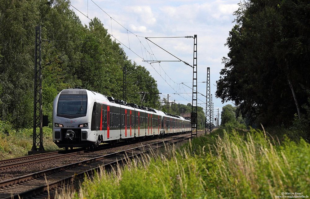 Derzeit werden die neuen Triebwagen für den Rhein-Ijssel-Express und die Emscher-Niederrhein-Bahn an Abellio ausgeliefert. Zwischen Woltorf und Peine fahren die ET25 2203, ET25 2204 und ET25 2205 vom Hersteller Stadler gen Ruhrgebiet.