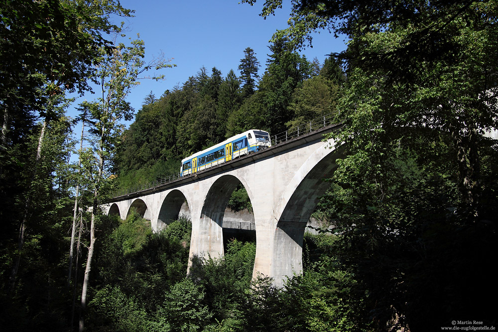Im September gab es auf der sonst nur von Museumszügen befahrenen Strecke Welzheim - Rudersberg einen befristeten Straßenersatzverkehr. Aufgrund eines Erdrutsches an der Landstraße 1080 müssen die Autos und Busse einen 18 Kilometer (!) weiten Umweg fahren… Am 8.9.2016 überquert der VT440 der WEG das Viadukt bei Laufenmühle.

