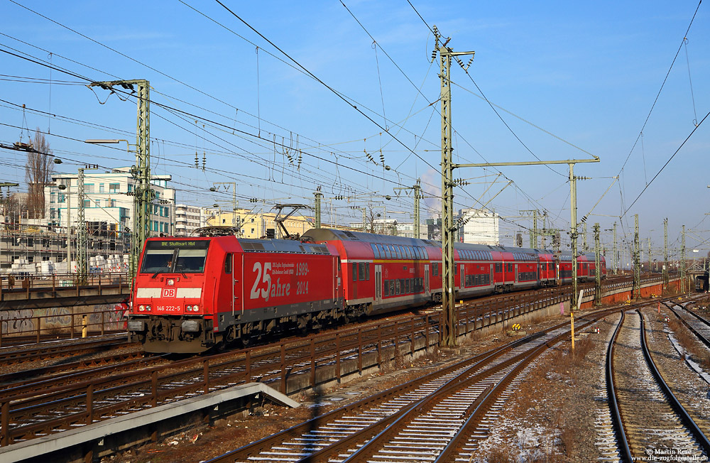 Aus Karlsruhe kommend fährt die 146 222 mit dem IRE4909 in Stuttgart Hbf ein. Diese ungewöhnliche Perspektive bot mir die 101 034, auf der ich im Gleisvorfeld des Stuttgarter Hbf auf den IC118 wartete, um diesen zu bespannen.