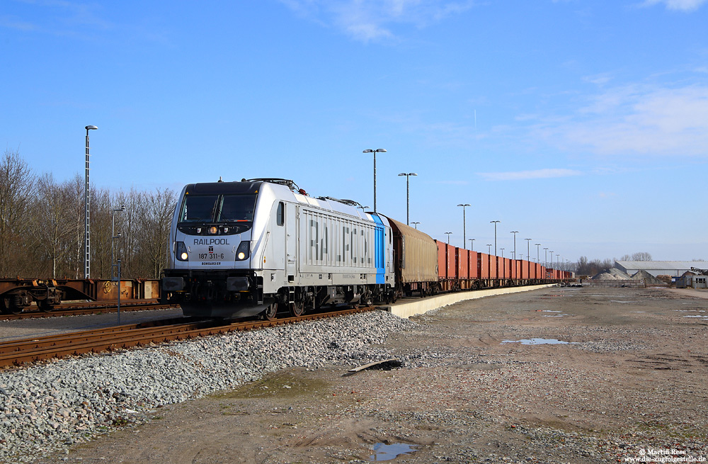 In Georgsheil konnte ich erstmals eine 187 mit dem „Last-Mile-Dieselmotor“ in Aktion erleben. Der Dieselmotor der 187 311 liefert die Traktionsenergie um den Containerzug bis unter den Fahrdraht des Abzweigbahnhofs Abelitz zu ziehen. 