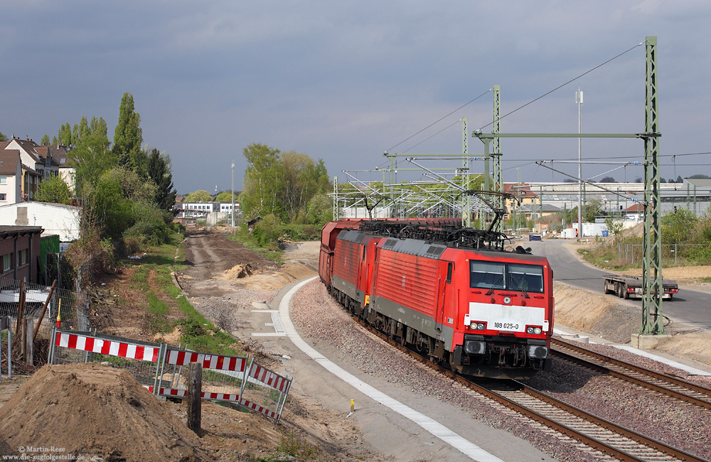 ... und Opladen die dritte: An der südlichen Bahnhofsausfahrt treffen die verschwenkten Gleise wieder auf die ursprüngliche Trasse. Hier habe ich den mit der 189 025 und 189 039 bespannten Erzzug GM48715 (Maasvlakte Oost – Dillingen Hochofen Hütte) auf den Chip gebannt. 11.4.2017