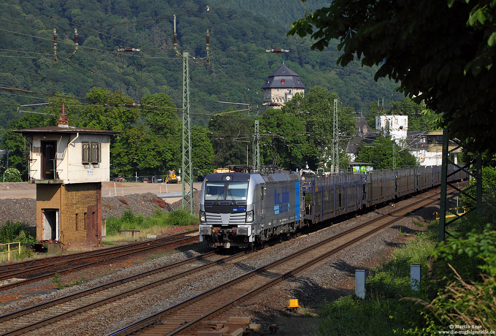 Am Morgen des 1.6.2017 durchfährt die 193 810 den Bahnhof Oberlahnstein