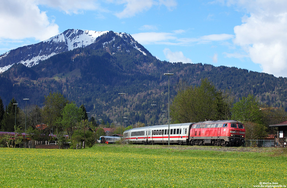 Am Morgen des 12.5.2017 hat der IC2012 nach Magdeburg soeben Oberstdorf verlassen und seine zwölfstündige Fahrt bis Magdeburg noch vor sich. Die Fahrgäste können aus den Abteilfenstern einen letzten Blick auf die Bergwelt werfen.