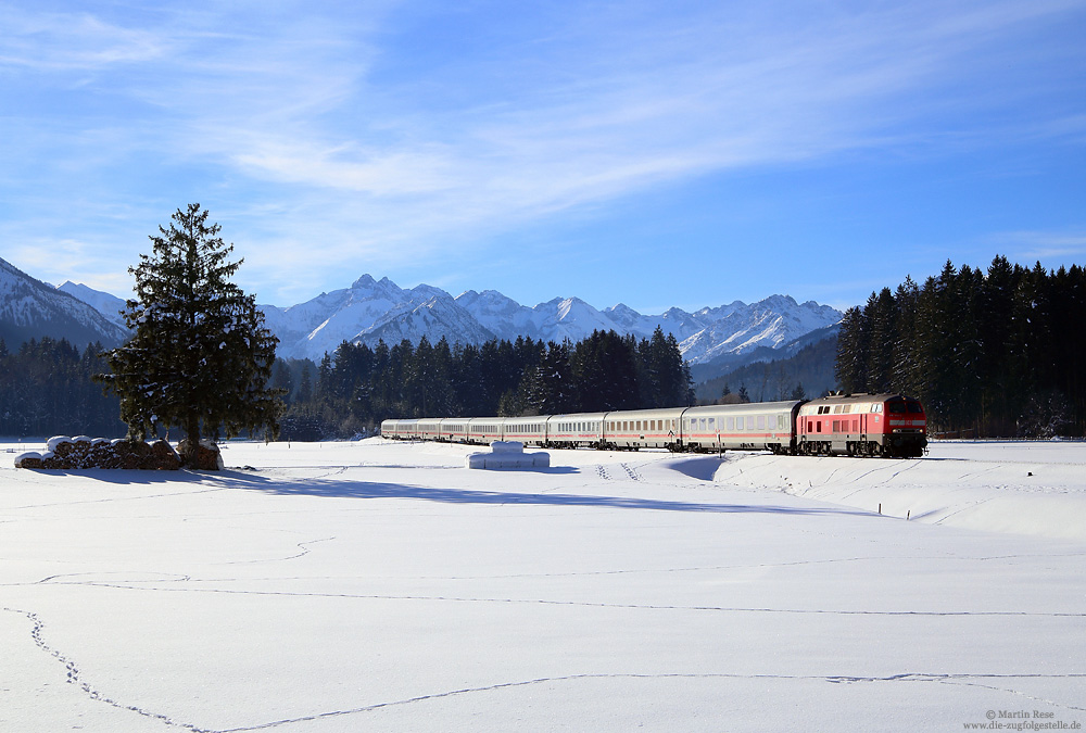 Bei Unterthalhofen hat der IC2012 am Morgen des 27.1.2017 die zwölfstündige Fahrt nach Magdeburg noch vor sich. Ab Immenstadt bekommt die 218 343 die Unterstützung einer weiteren 218 und wird bis Stuttgart am Zug bleiben.