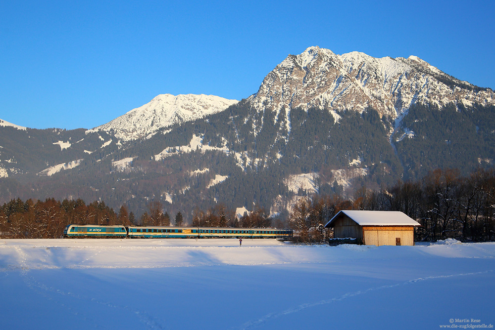 Vor der imposanten Kulisse des Nebelhorns fährt die 223 061 mit ALX 84163 im letzten Licht des 26.1.2017 nach München Hbf.

