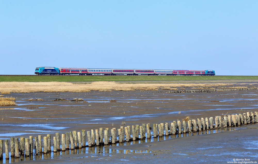Mit dem aus IC-, Autozug- und n-Wagen gebildeten RE11079 (Westerland – Niebüll) rollen die 245 206 und 245 212 über den Hindenburgdamm. Dank der Ebbe bekam ich hier keine nassen Füße!