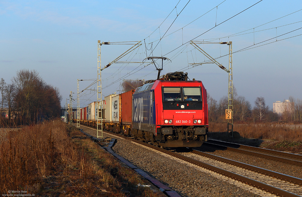 Am späten Nachmittag wollte ich schon den Heimweg antreten, als sich die Sonne noch mal zeigte. So konnte ich die 482 040 der SBB-Cargo im schönsten Winterlicht auf den Chip bannen.