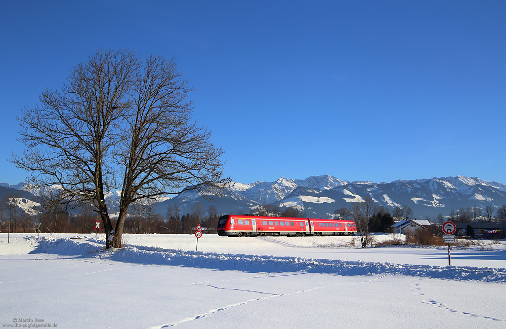 Auf der 21 Kilometer langen Nebenbahn von Immenstadt nach Oberstdorf dominieren Kemptener 612. Unterwegs als RE 3888 (Oberstdorf – Ulm) wird der 612 084 in Kürze den Bahnhof Blaichach erreichen, 27.1.2017.