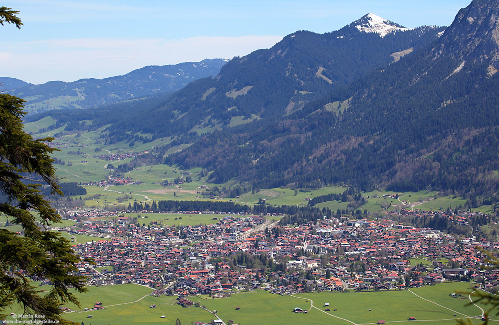 Blick über Oberstdorf, am 11.5.2017. Wer findet den Zug…?