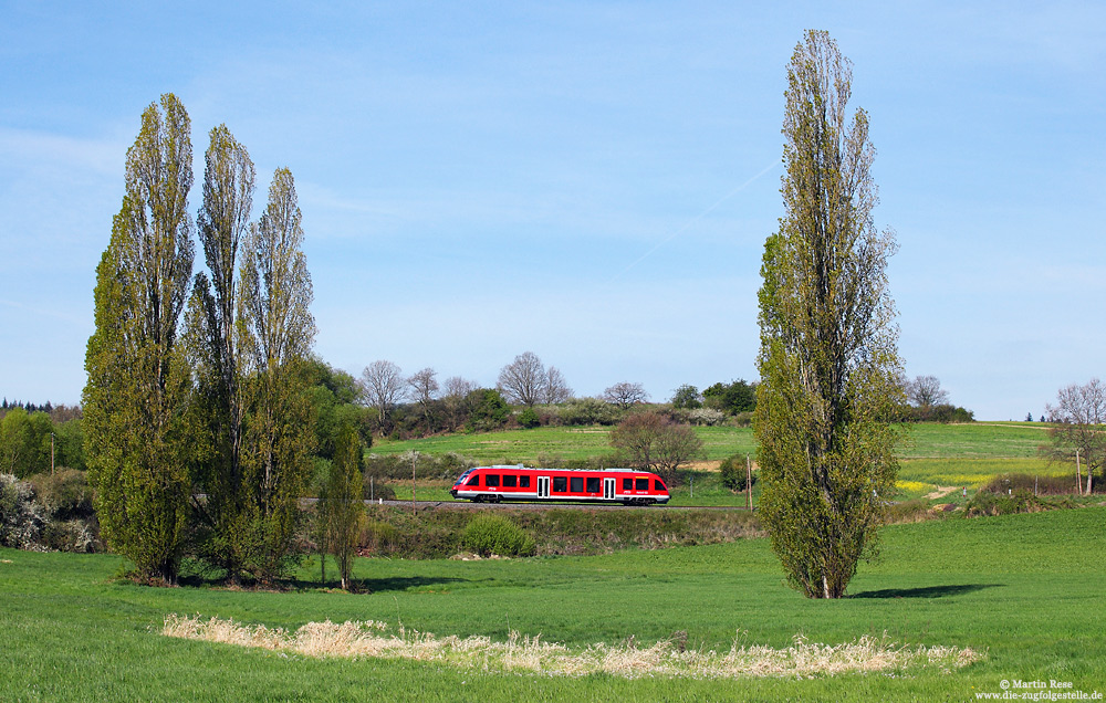 Passt genau! Zwischen Mayen West und Monreal fährt der 640 019 als RB12658 nach Kaisersesch. Planmäßig fahren die LINT27 (Baureihe 640) nur zur Verstärkung mit der Baureihe 648 gekuppelt. Da mal wieder Fahrzeugmangel herrscht, werden die „LINTchen“ auch solo auf die Strecke geschickt.