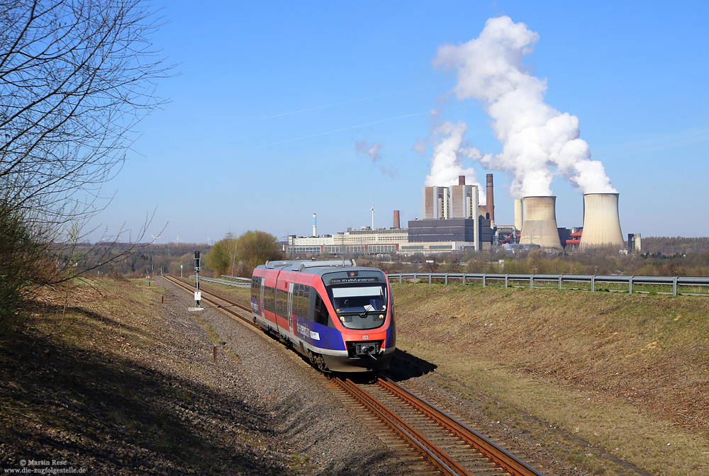 Am 27.3.2017 war ich mal wieder im Aachener Revier unterwegs. Hier hat sich die Euregiobahn zum Erfolgsmodell gemausert. Neben einigen Streckenreaktivierungen gab es mit dem Abschnitt Weisweiler - Langerwehe sogar einen Streckenneubau! Unterwegs als RB30519 erreicht der 643 203 auf der Neubaustrecke in Kürze Langerwehe.