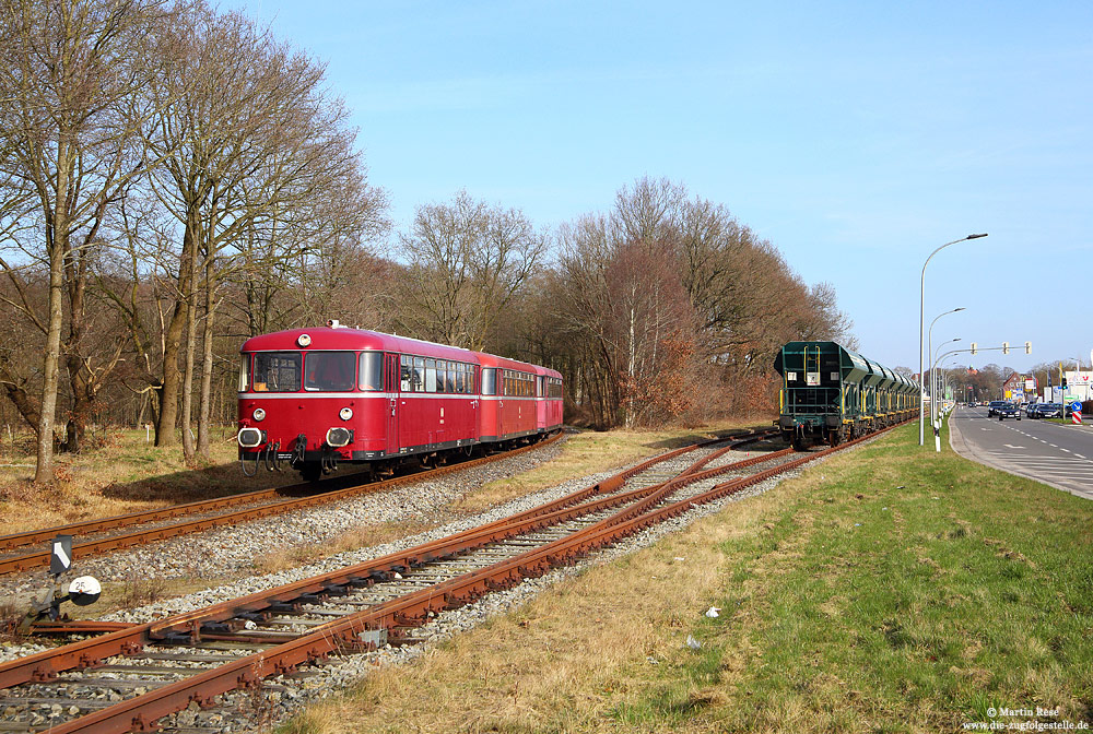 Kurz vor Aurich zweigt die Strecke zum Ennercon-Werk ab. Ein paar Meter der ursprünglichen Strecke zum Bahnhof Aurich (rechts im Bild) werden heute noch als Abstellgleis genutzt. 