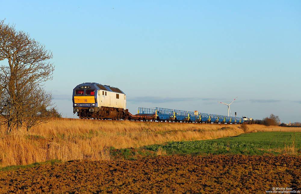 Am späten Nachmittag ging es dann weiter gen Norden. Nahe dem ehemaligen Haltepunkt Emmelsbüll fährt die DE2700 02 mit dem RDC-Autozug auf die Insel.