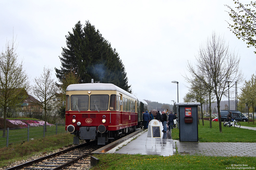 Aus Gerstetten kommend hat der T06 (Waggonfabrik Fuchs, 1956)  Amstetten erreicht. So mancher Radler nutzte an diesem verregneten Feiertag lieber den Zug als das Rad!