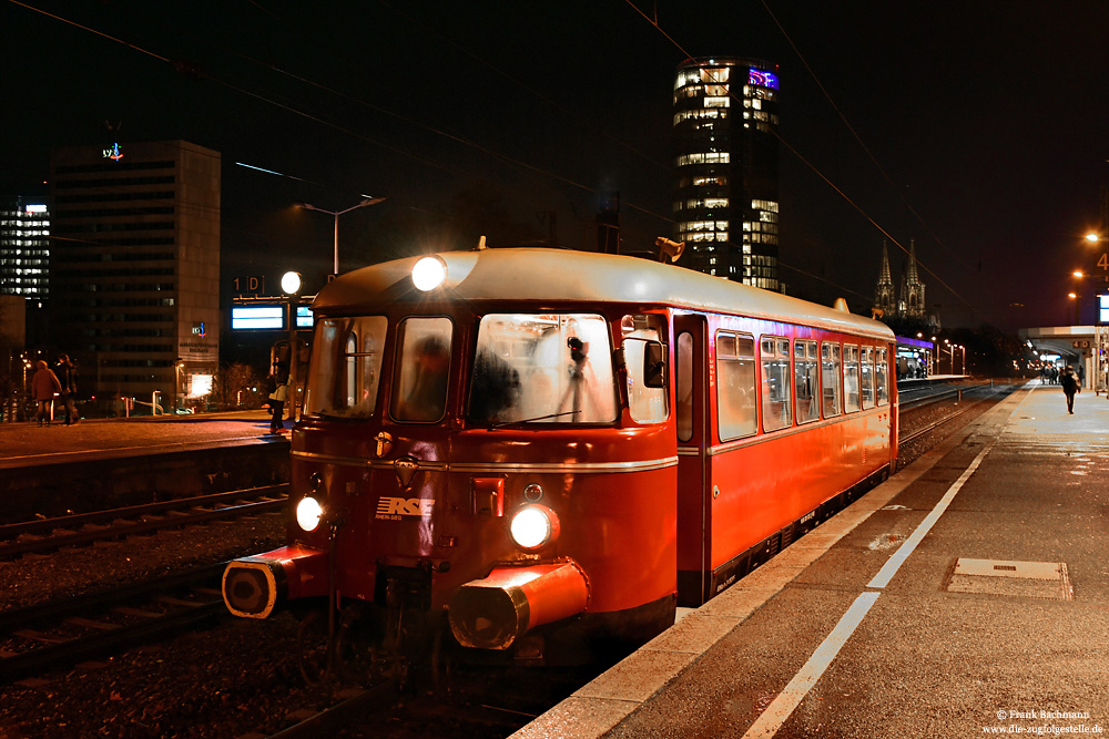 Anlässlich meines 50. Geburtstages ging es mit meinen Gästen im VT25 der Rhein-Sieg-Eisenbahn von Köln Messe/Deutz nach Koblenz Lützel in das DB-Museum. Irgendwie habe ich es verpasst meinen „eigenen Zug“ zu fotografieren und so muss ich auf eine Aufnahme meines Gastes und Hobbykollegen Frank Bachmann zurückgreifen. Die Aufnahme vom 14.1.2017 zeigt den VT25 nach der Rückkunft in Köln Messe/Deutz, nachdem die gutgelaunten Geburtstagsgäste den Zug schon wieder verlassen hatten.
