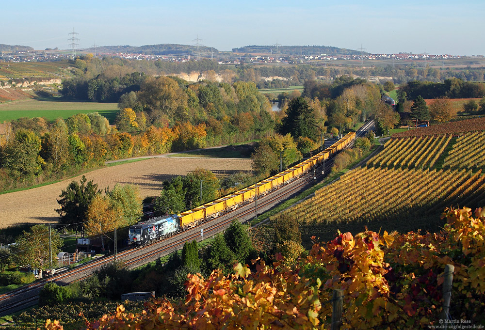 DISPO-X4E 876, alias 193 876, mit einem Abraumzug der Großbaustelle Stuttgart 21 bei Nordheim im Neckartal