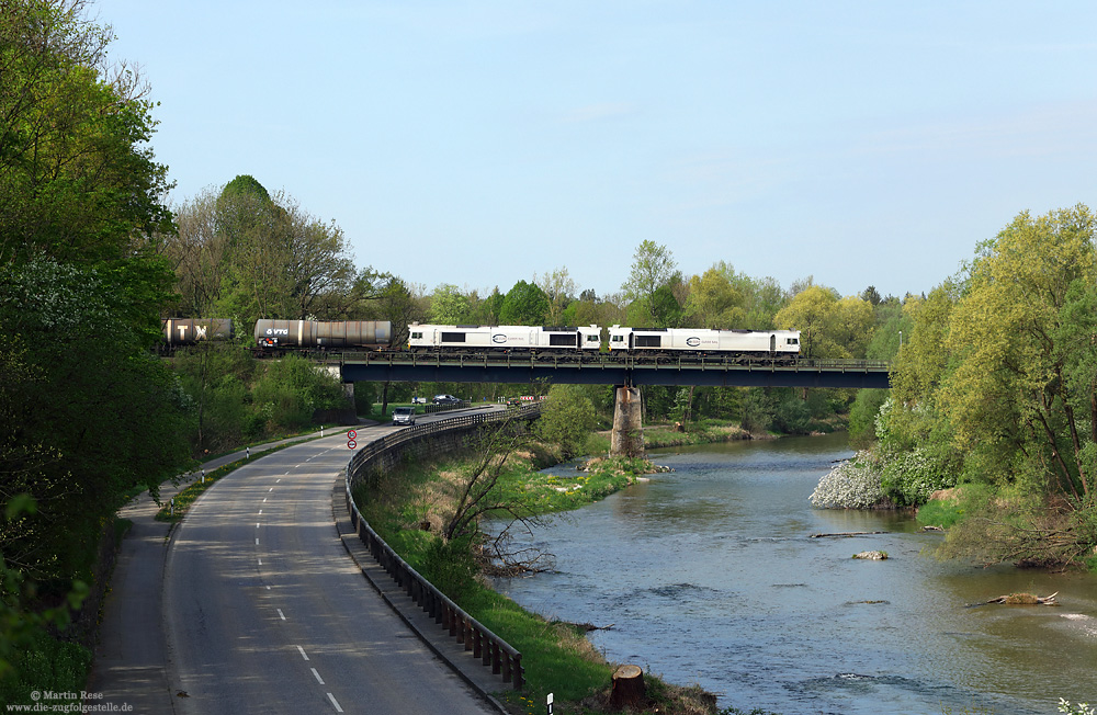 077 032 und 247 053 auf der Alz-Brücke bei Burgkirchen