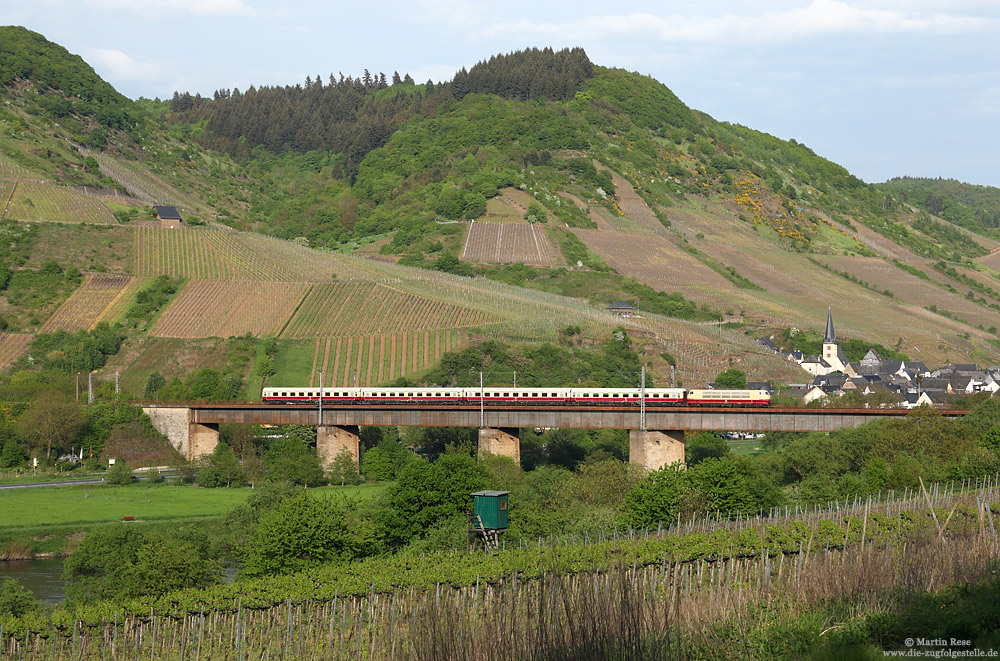 103 113 vom DB-Museum mit TEE zum Dampfspektakel 2018 auf der Moselbrücke bei Ediger Eller