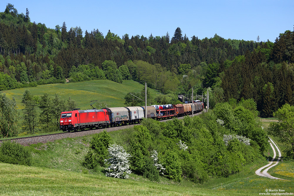 185 202 mit EZ51710 bei Mittelrot auf der Murrbahn