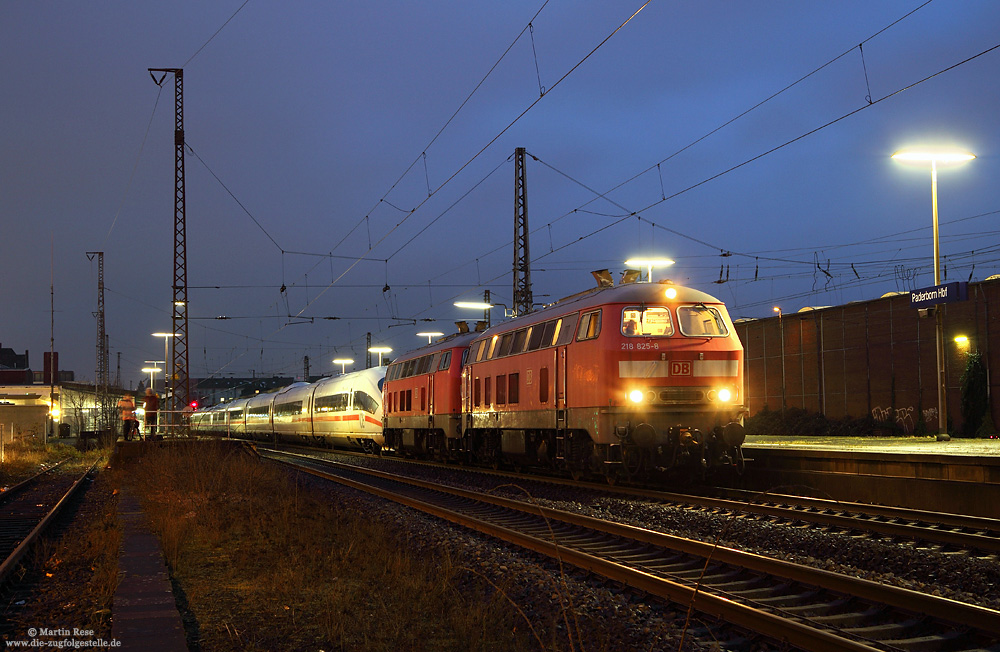 218 825 mit defektem 403 052 in Paderborn Hbf