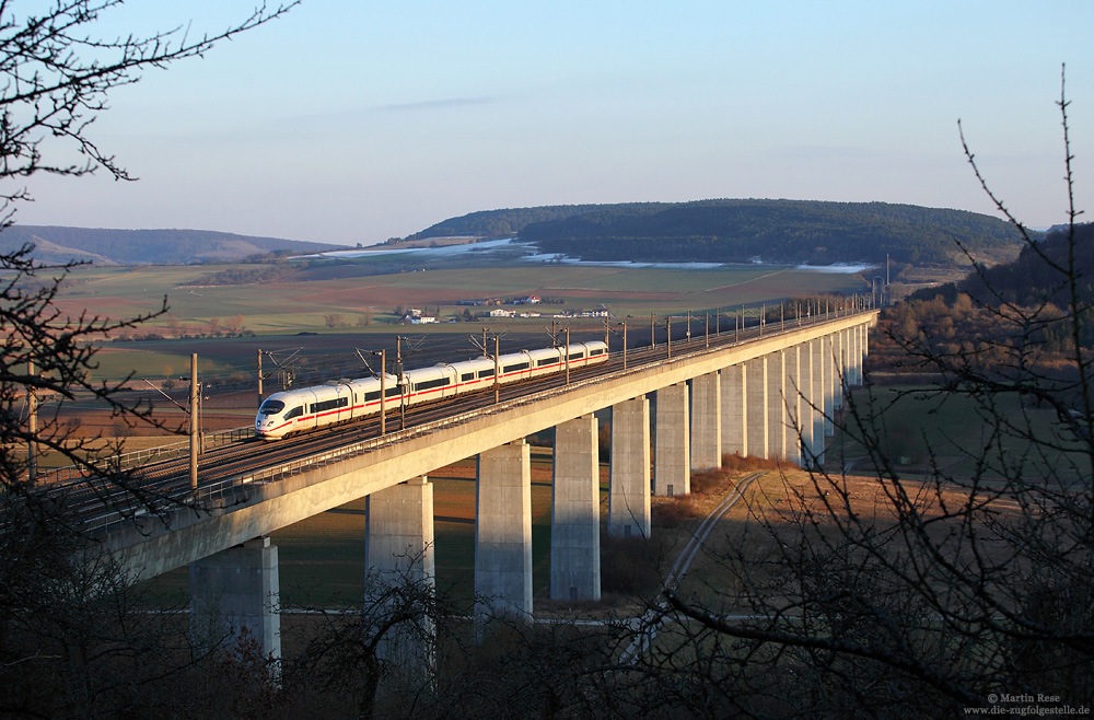 403 010 als ICE622 auf der Schnellfahrstrecke Hannover - Würzburg bei Zellingen