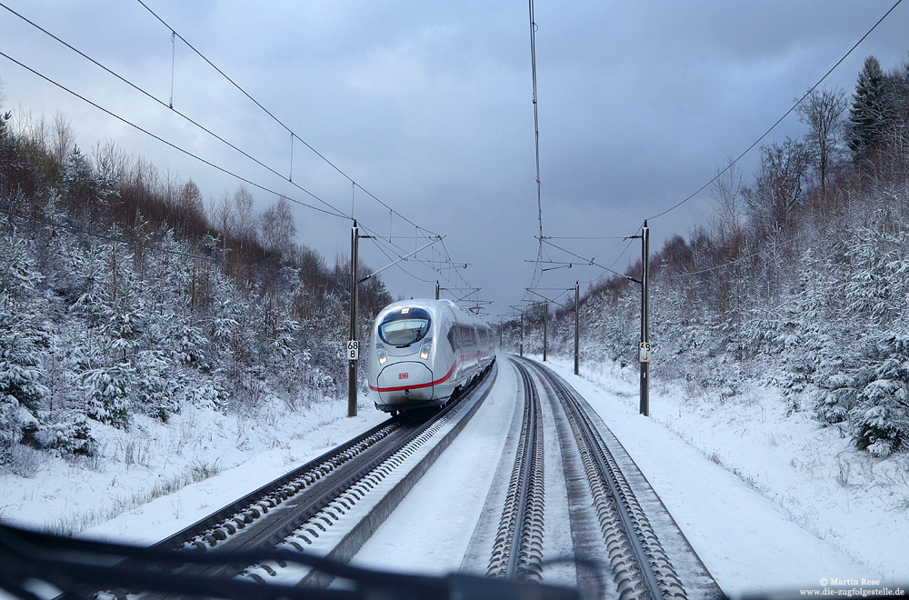 ICE auf der Schnellfahrstrecke Köln Rhein-Main, bei Willroth im Schnee