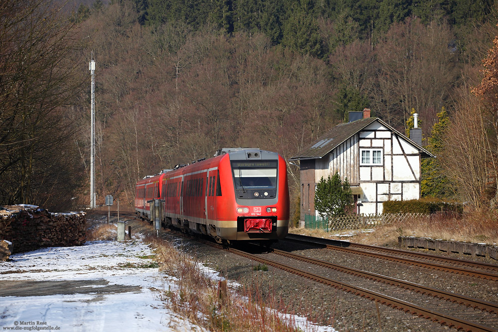 612 042 als RE10725 Hagen - Warburg mit Bahnwärterhaus in Elleringhausen
