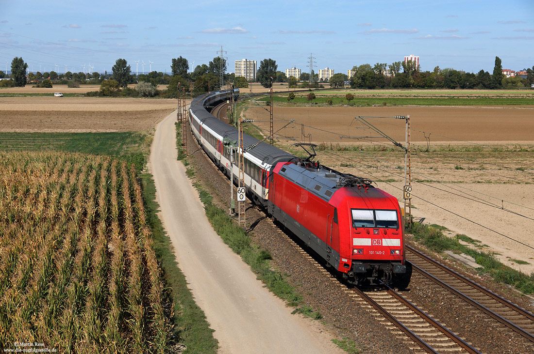 101 140 mit aus Schweizer EC-Wagen gebildetem EC9 zwischen Frankenthal und Ludwigshafen