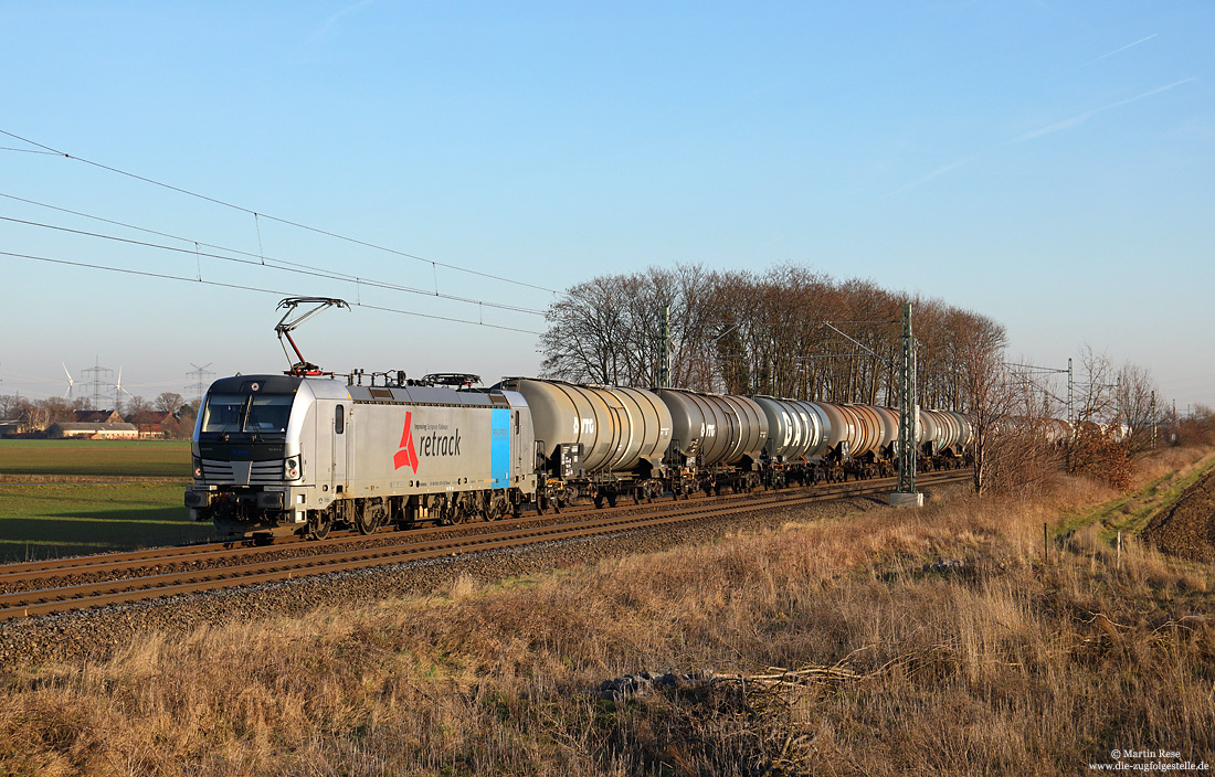 silberne 193 817 von Retrack mit Kesselwagenzug bei Brühl auf der linken Rheinstrecke