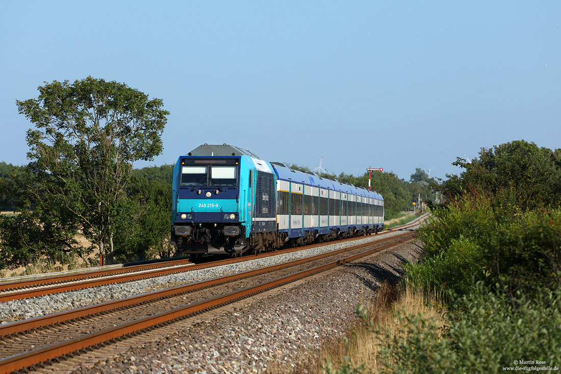 245 215 mit RE11022 nach Westerland am alten Deich bei Klanxbüll