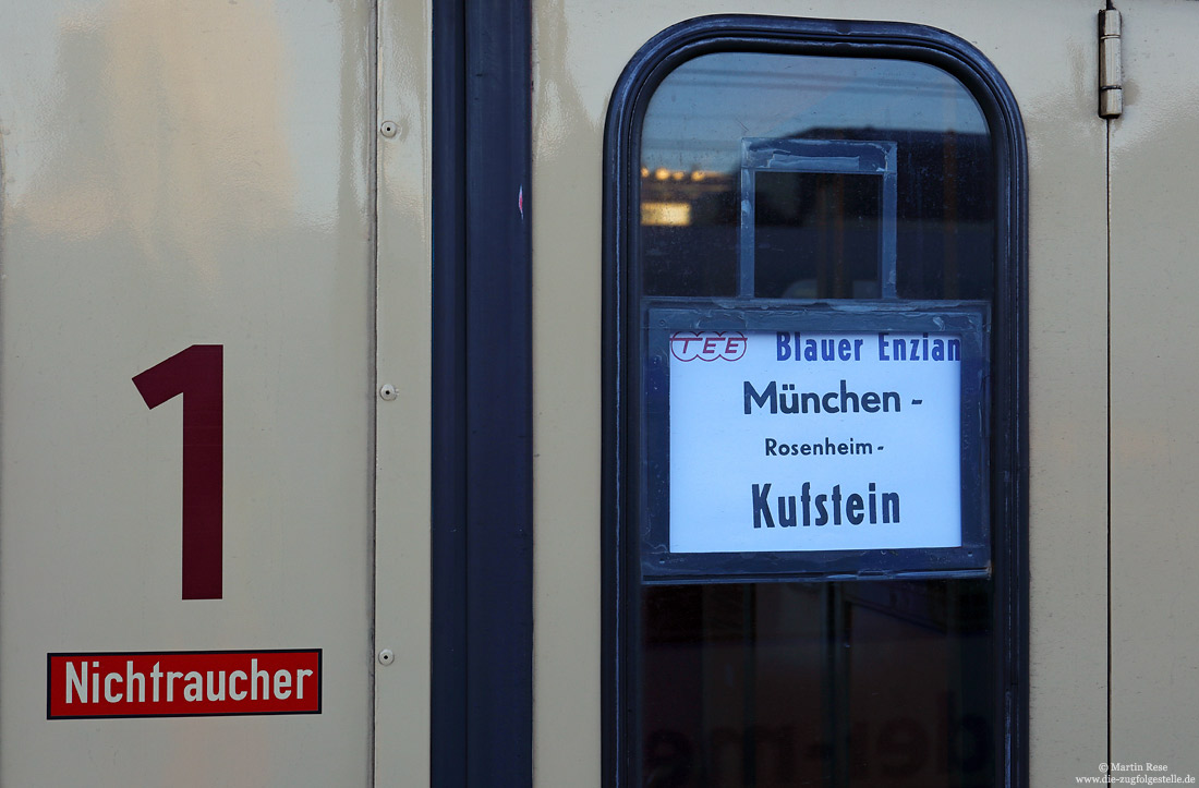 Eigens für diesen Zug wurden Zuglaufschilder in der originalen Schriftart erstellt.