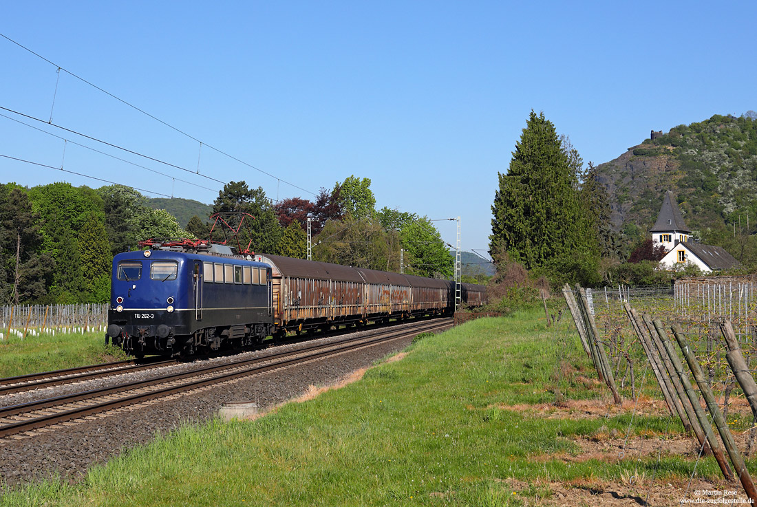 139 262 der Bayernbahn bezeichnet als 110 262 in blauer Lackierung mit Henkelzug bei Hammerstein auf der rechten Rheinstrecke