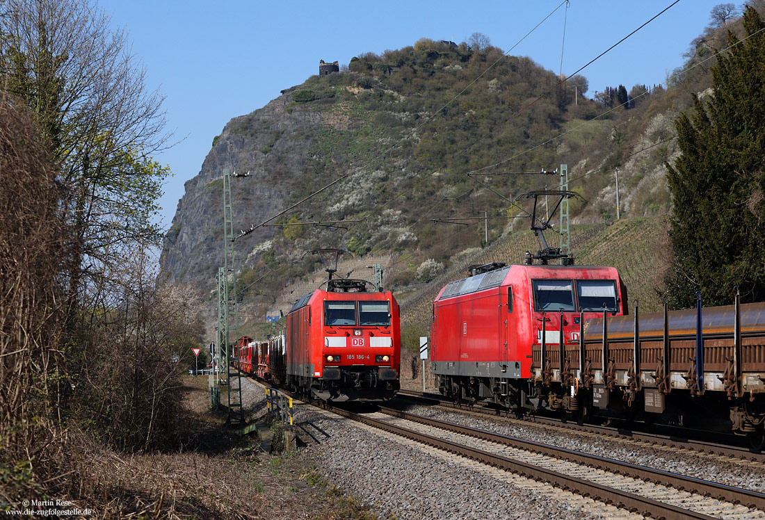 185 186 begegnet 145 053 auf der rechten Rheinstrecke bei Hammerstein