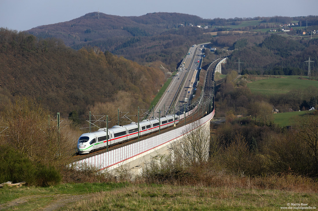 403 006 auf der Schnellfahrstrecke Köln - Rhein/Main auf der Hallerbachtalbrücke mit Autobahn im Hintergrund