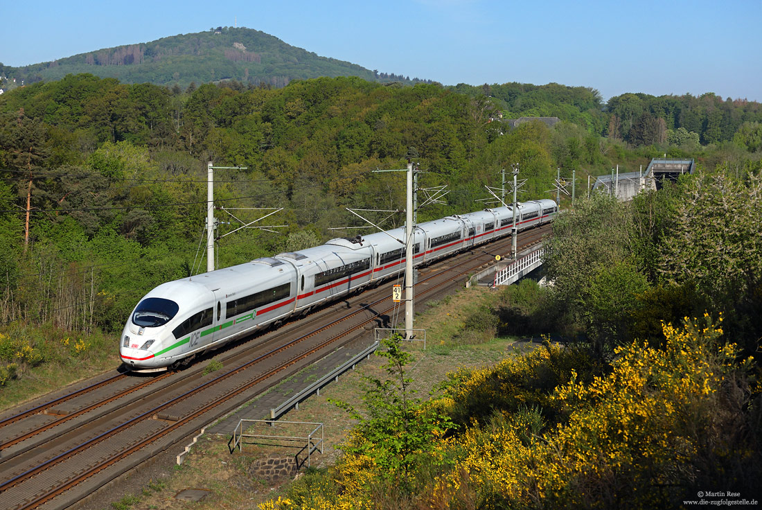 403 562 mit grünem Streifen auf der Schnellfahrstrecke Köln - Rhein/Main bei Aegidienberg